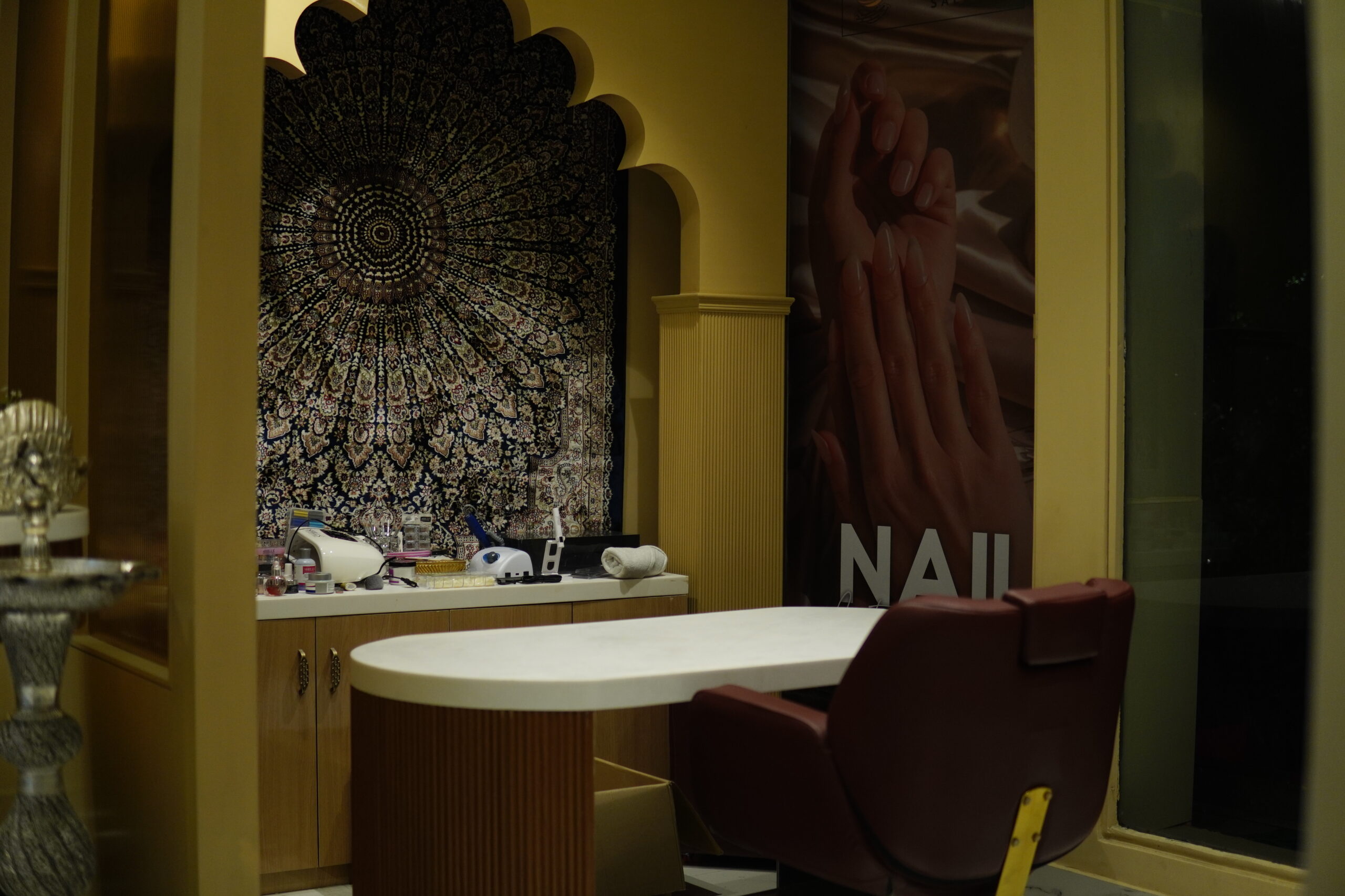 NAIL BAR
